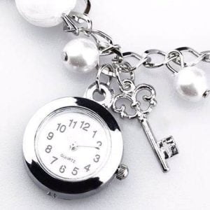 Reloj Mujer Tipo Pulsera Dijes Y Perlas Elegante